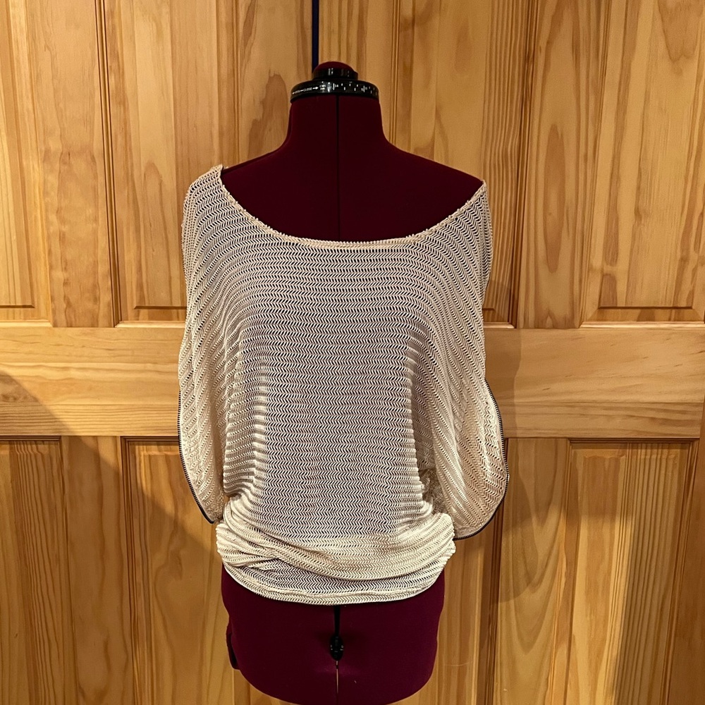 Gracia zip sleeve net blouse size L